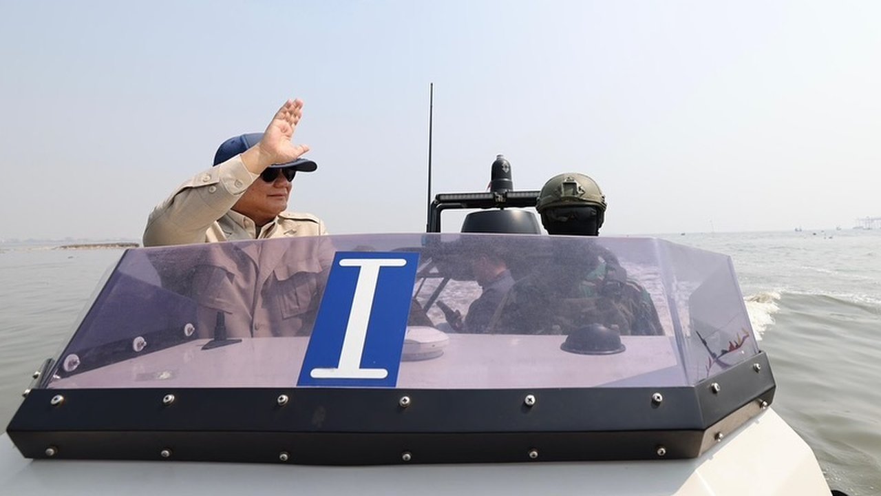 Menteri Pertahanan RI sekaligus Presiden terpilih, Prabowo Subianto, saat melakukan peninjauan 200 unit rumah apung beserta fasilitasnya di kampung nelayan Muara Angke, Jakarta Utara, Rabu (14/08/2024). Merdeka.com/Arie Basuki