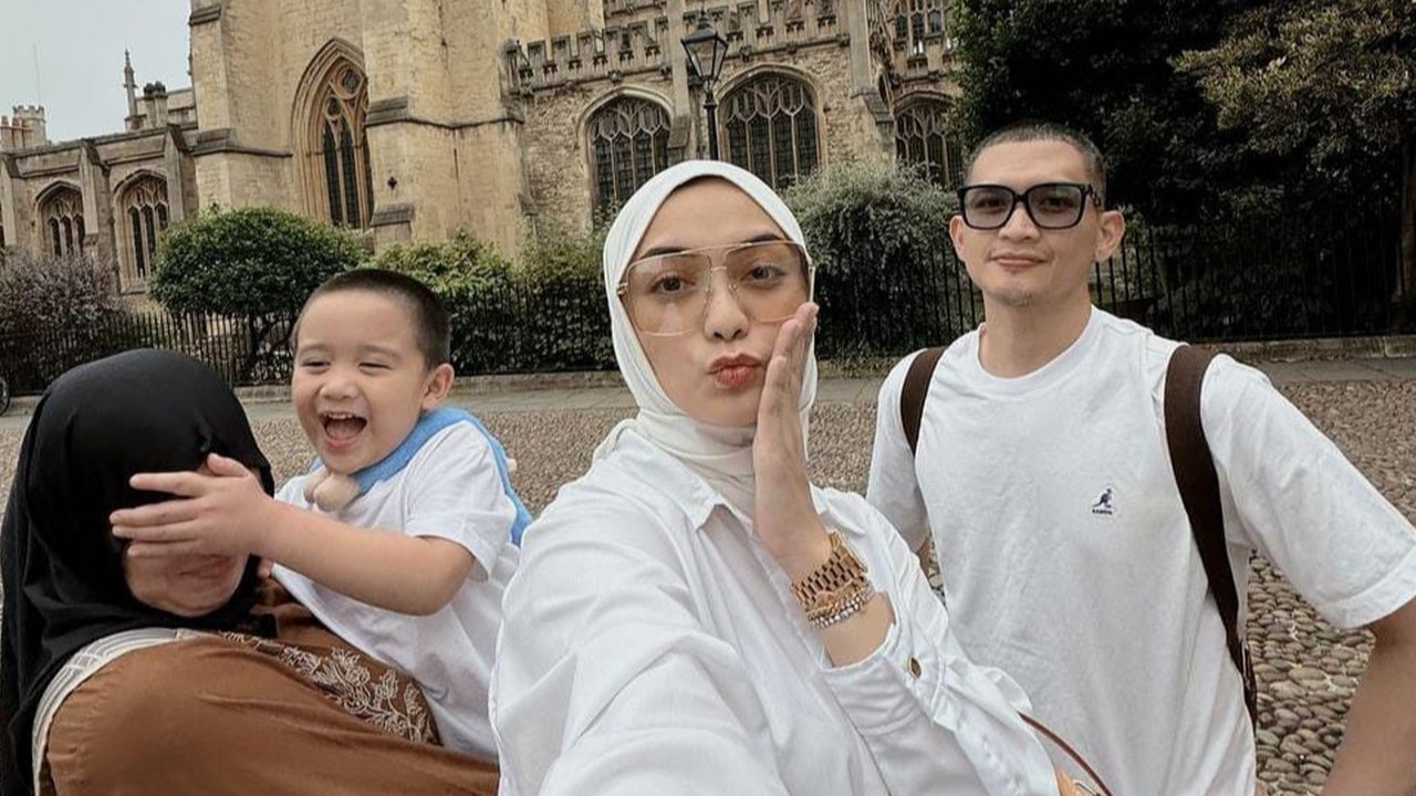 Potret Citra Kirana Bareng Keluarga Kunjungi Oxford di Inggris: Lihat Tempat Kuliah Athar