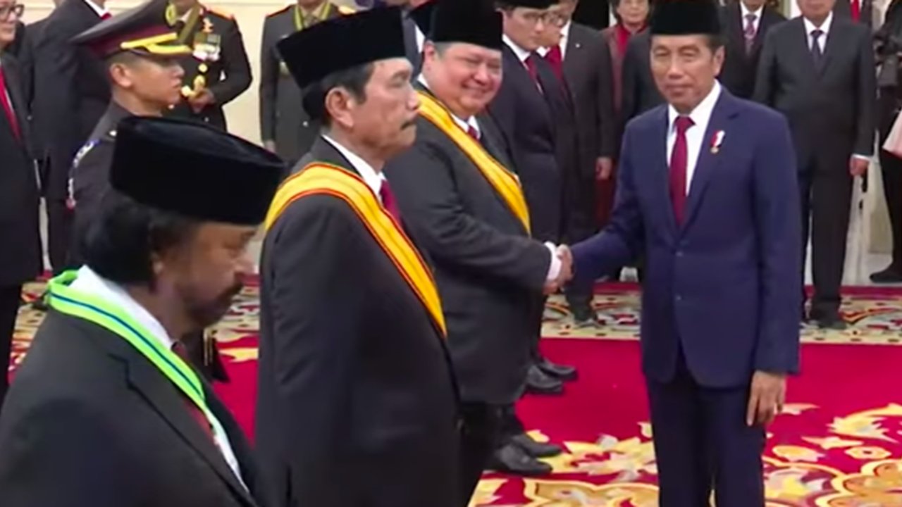 Terseyum Manis, Airlangga Hartarto saat Dapat Penghargaan dari Presiden Jokowi