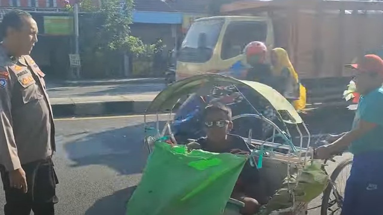 Seorang polisi berpangkat Inspektur Polisi Dua (Ipda) tiba-tiba mencegat pria paruh baya yang sedang gowes becak