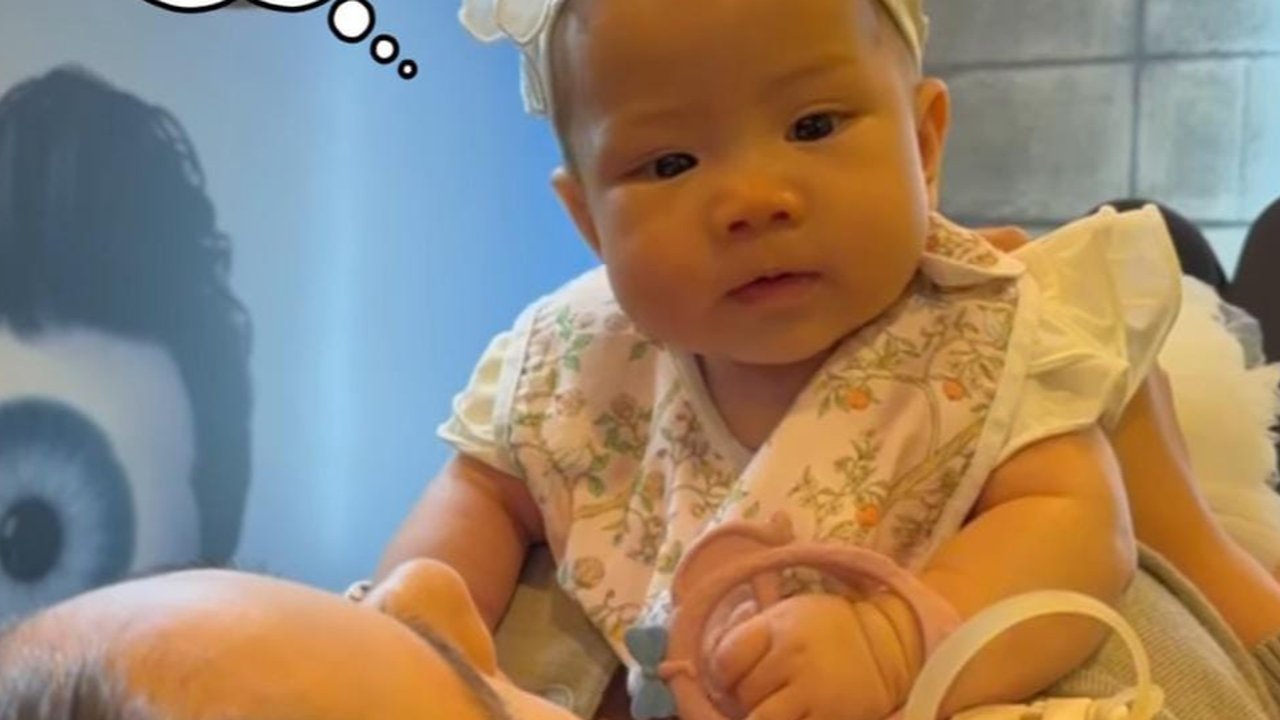 Momen Tak Terduga Jessica Mila saat Timang-Timang Baby Kyara, Netizen Ikut Kaget