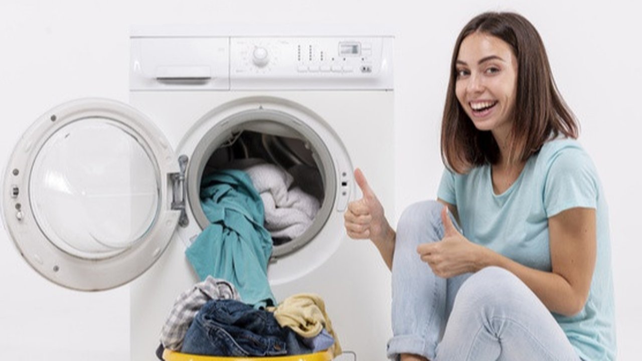 Ilustrasi celana jeans. (dok. Waldermar Brandt/Unsplash.com)