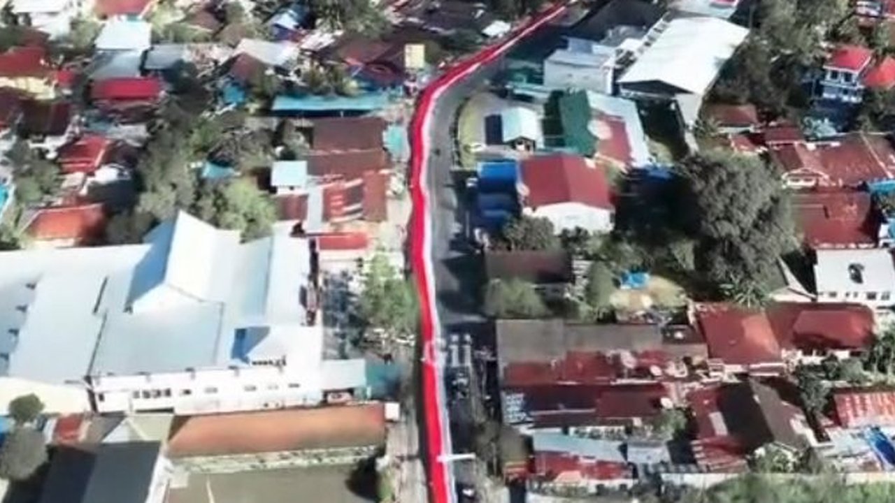 Pecahkan Rekor MURI, Begini Momen Pembentangan Bendera Merah Putih Sepanjang 13.270 Meter di Manokwari