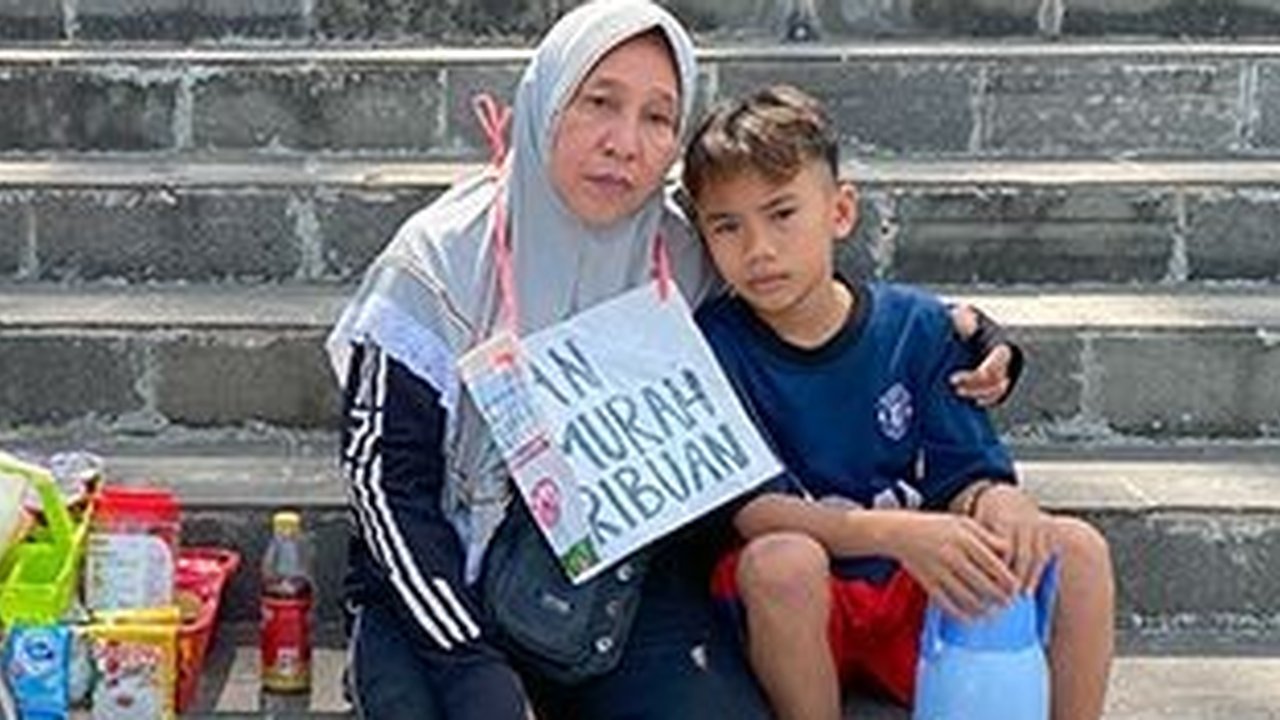 Kisah Tragis Janda 4 Anak Kakinya Terlindas Kereta lalu Diamputasi, Banting Tulang Jualan Keliling Pakai Kursi Roda Cuma Dapat Rp20 Ribu