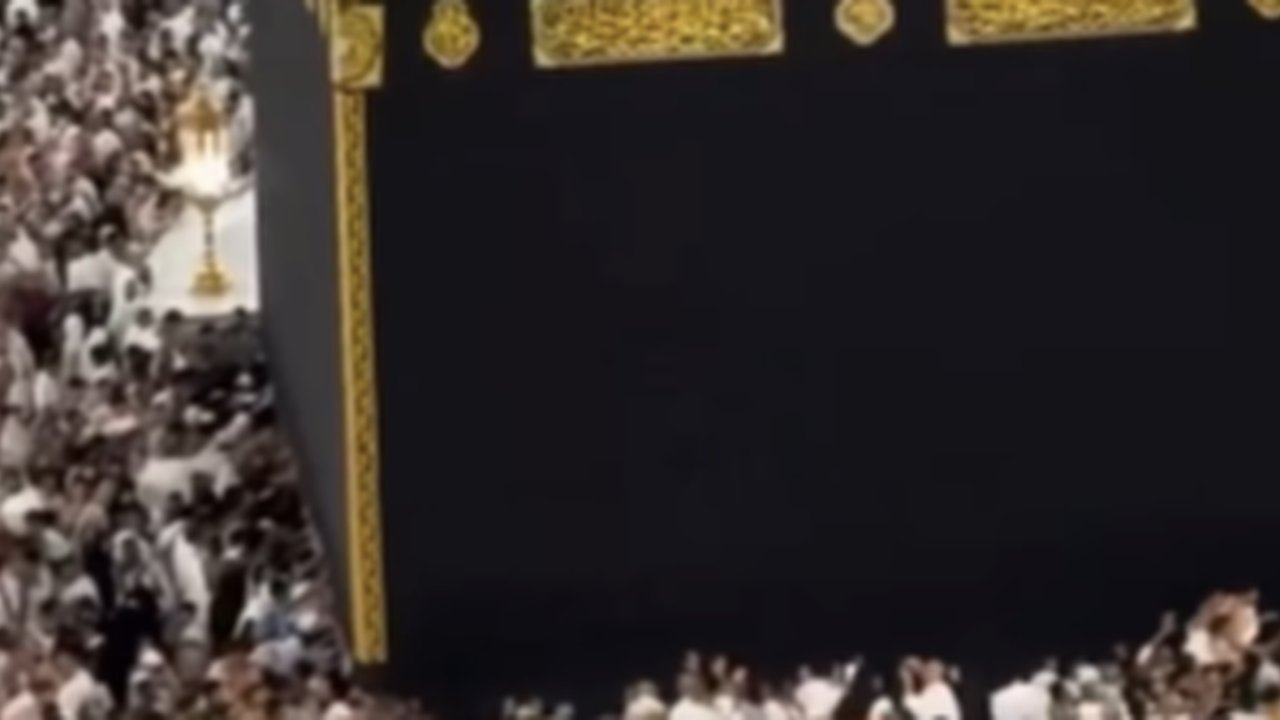 Penampakan Jemaah Asal Indonesia Jadi Manusia Terkecil di Depan Kabah Jadi Sorotan, ini Potretnya