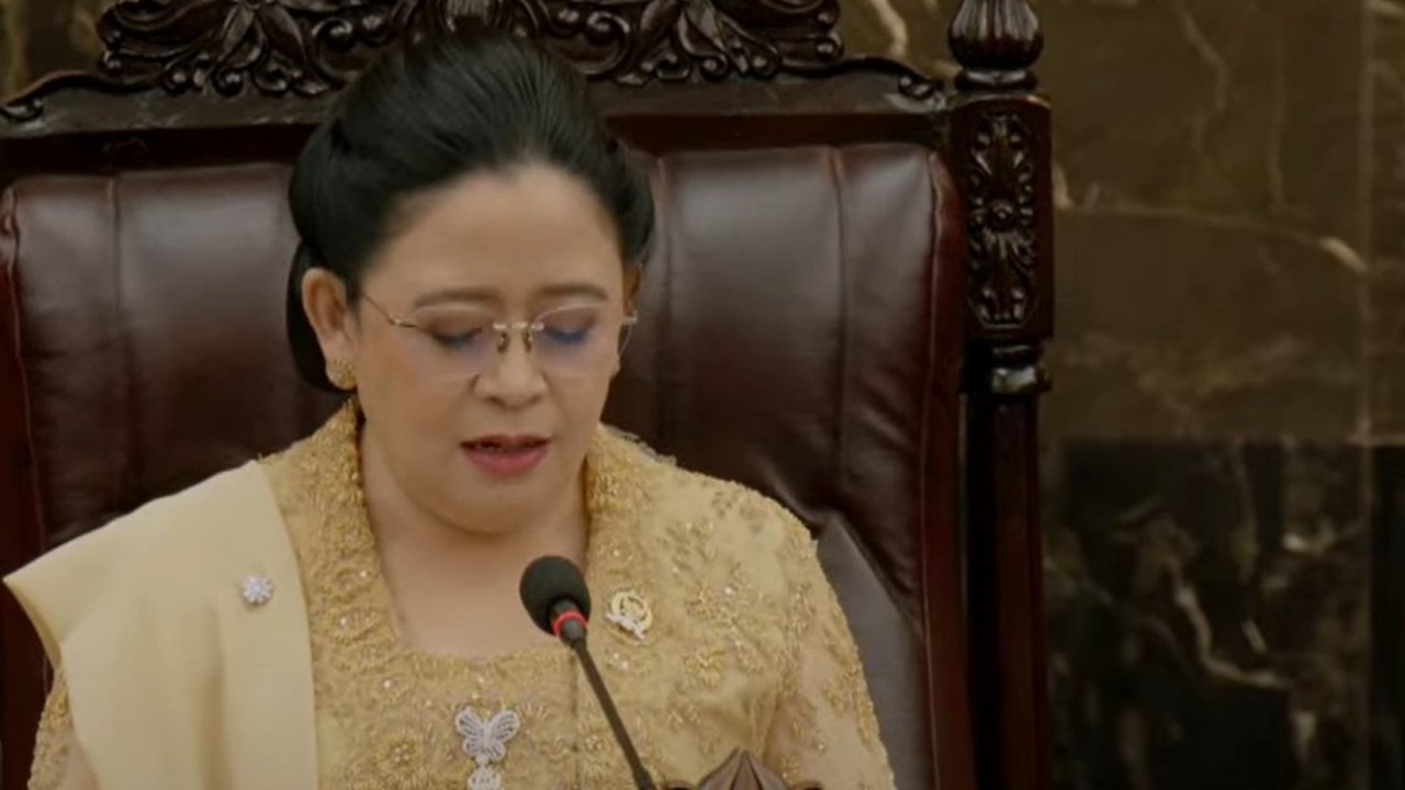 Ketua DPR Puan Maharani Pakai Kebaya Kutubaru Warna Emas Karya Maestro Tenun Indonesia