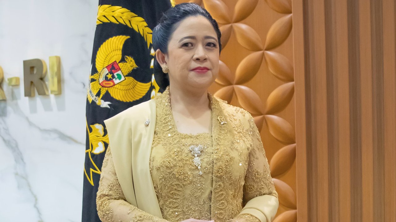 Ketua DPR Puan Maharani Pakai Kebaya Kutubaru Warna Emas Karya Maestro Tenun Indonesia