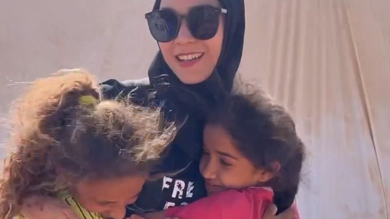 Tengah Berada di Palestina, Aksi Zaskia Adya Mecca Main Bareng Anak-anak Curi Perhatian