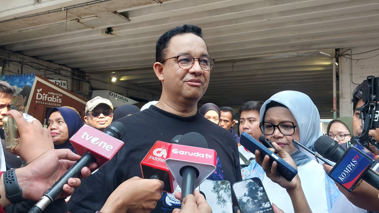 Calon Presiden (Capres) nomor urut satu Anies Baswedan saat menghadiri acara 'Desak Anies' di Lapangan Cindua Mato, Tanah Datar, Sumbar, Rabu (3/1/2024). (Tangkapan Layar YouTube Anies Baswedan)