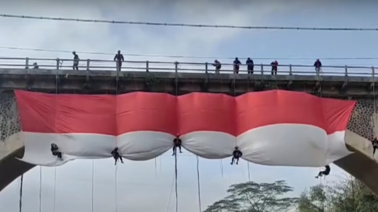 Sambut HUT ke-79 Kemerdekaan Indonesia, Aksi Mapala Kibarkan Bendera Merah Putih  di Jembatan Kebumen Ini Curi Perhatian