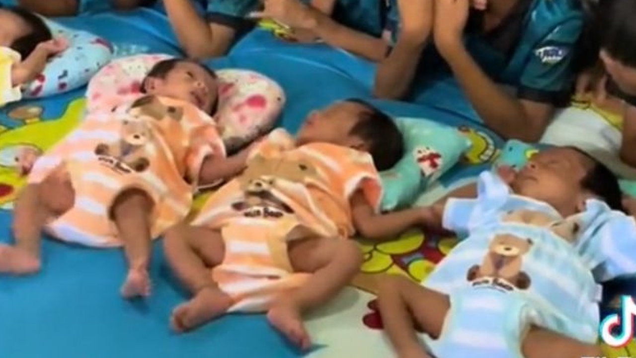 Momen A I U E O Anak Kembar 5 Datangi Rumah Bayi Kembar 5 di Indramayu Ini Viral, Curi Perhatian