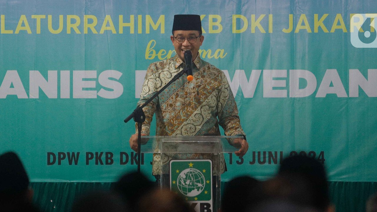 Calon Presiden (Capres) nomor urut satu Anies Baswedan saat menghadiri acara 'Desak Anies' di Lapangan Cindua Mato, Tanah Datar, Sumbar, Rabu (3/1/2024). (Tangkapan Layar YouTube Anies Baswedan)