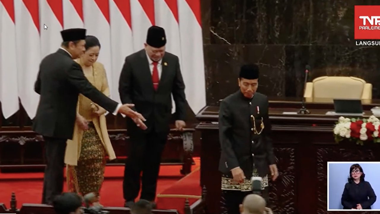 Momen Prabowo Tiba-tiba Bisiki Jokowi, Luhut Langsung Mendekat Siaga Beri Hormat