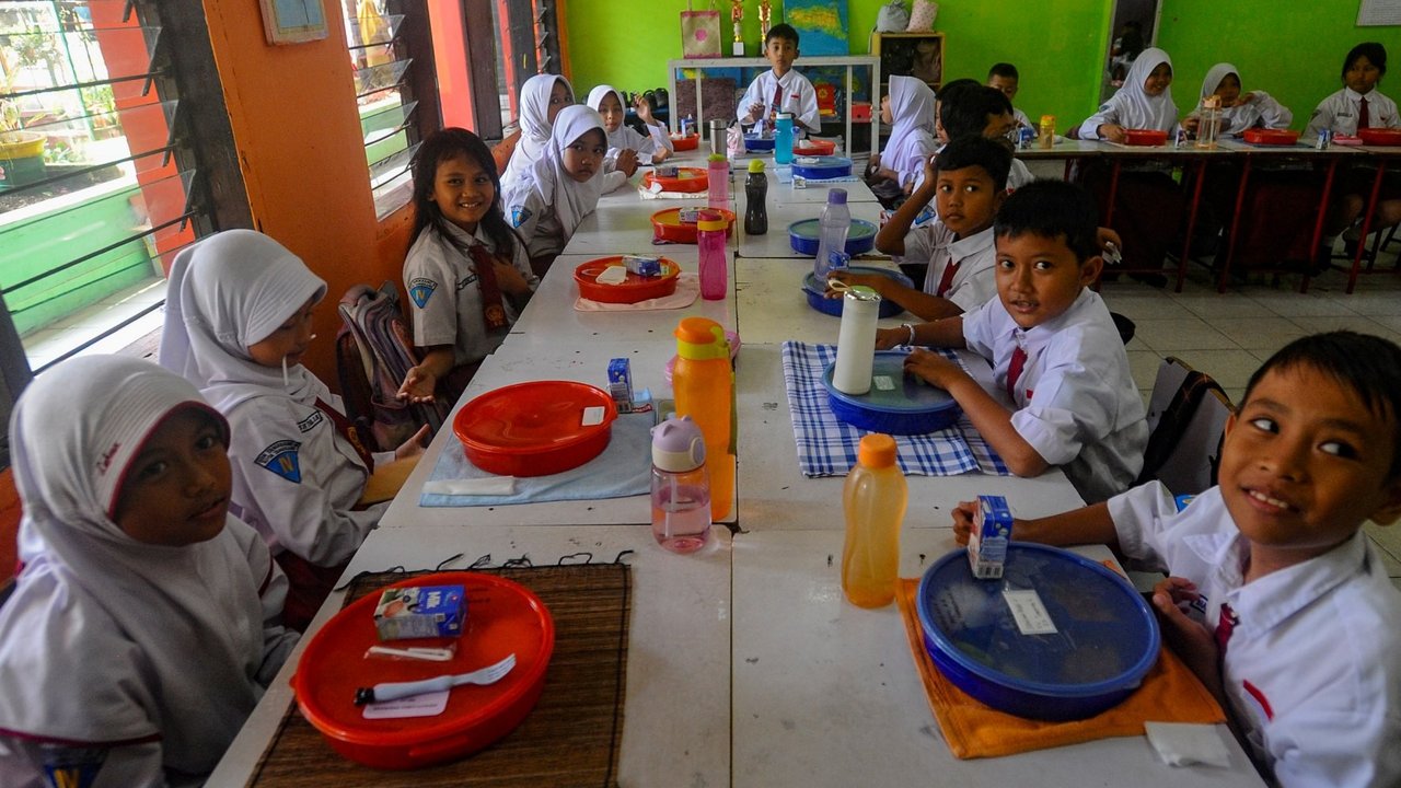 Murid  menikmati makan siang saat pelaksanaan uji coba makan bergizi gratis di SDN 4 Kota Tangerang, Senin (5/8/2024). Kota Tangerang bersama Kota Cilegon dipilih sebagai lokus untuk proyek percontohan uji coba Program MBG Presiden dan Wakil Presiden Terpilih Periode 2024-2029.