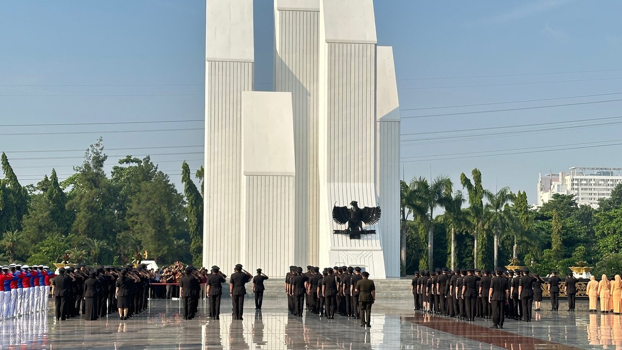 Menteri Hukum dan Hak Asasi Manusia (Menkumham) Yasonna H Laoly memimpin secara langsung upacara tabur bunga yang diteruskan dengan ziarah di Taman Makam Pahlawan (TMP) Kalibata, Pancoran, Jakarta Selatan. (Nanda Perdana).