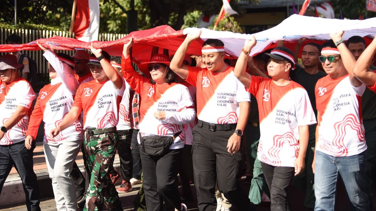 Pj Wali Kota Kediri Zanariah Ikuti Kirab Merah Putih Raksasa