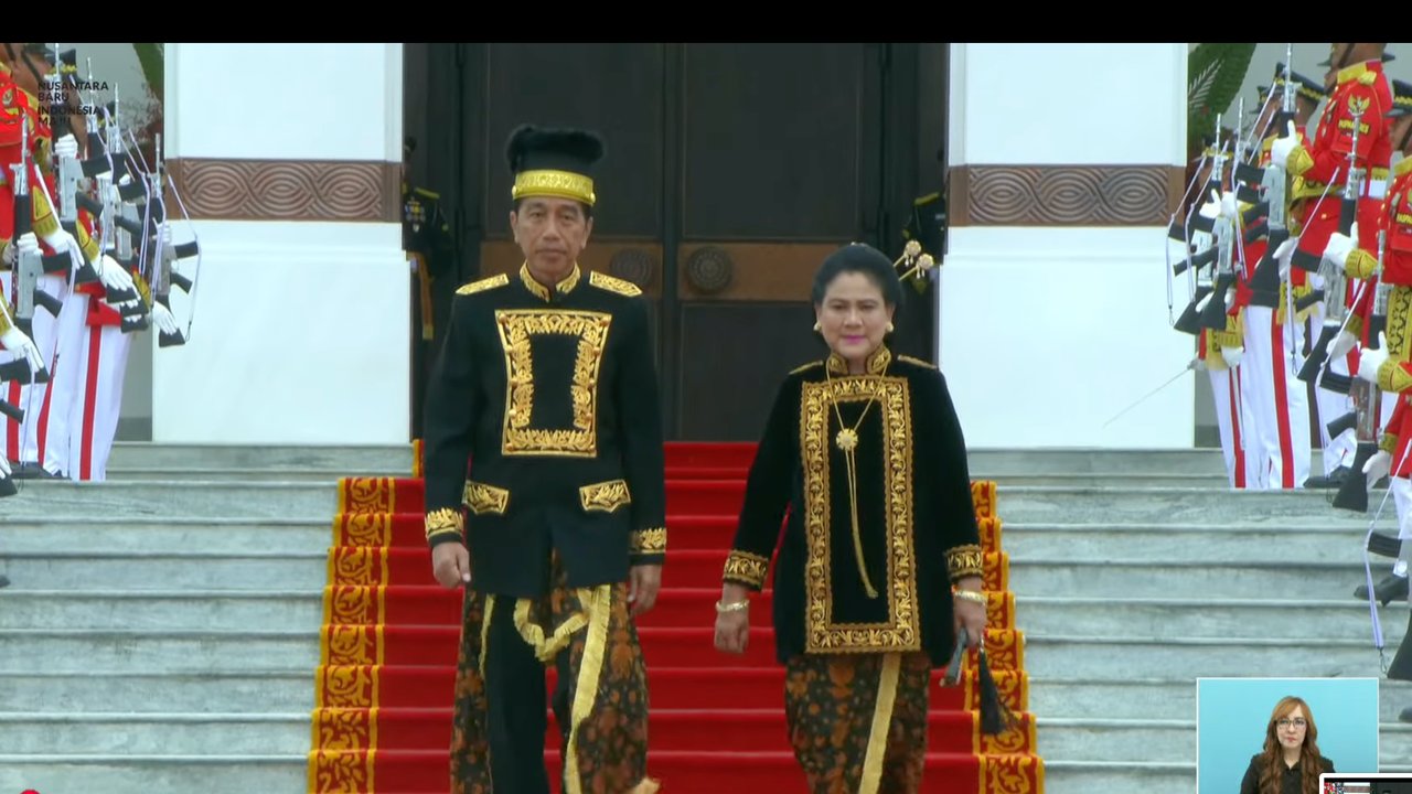 Pakai Baju Adat Kustin Kaltim, Jokowi Pimpin Upacara HUT RI Perdana di IKN