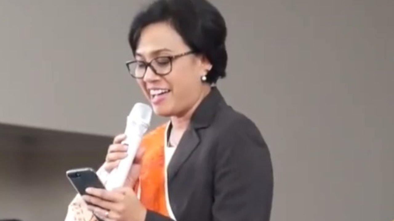 Sri Mulyani memimpin rapat di kereta (foto: Facebook Sri Mulyani)