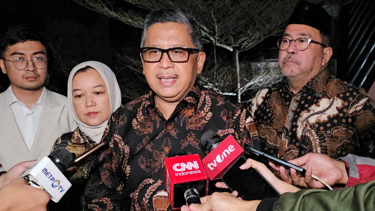 Sekretaris Jenderal DPP PDI Perjuangan (PDIP) Hasto Kristiyanto di Halaman Masjid At Taufiq, depan Sekolah Partai DPP PDIP, Lenteng Agung, Jakarta, Sabtu (3/8) malam (Merdeka.com)