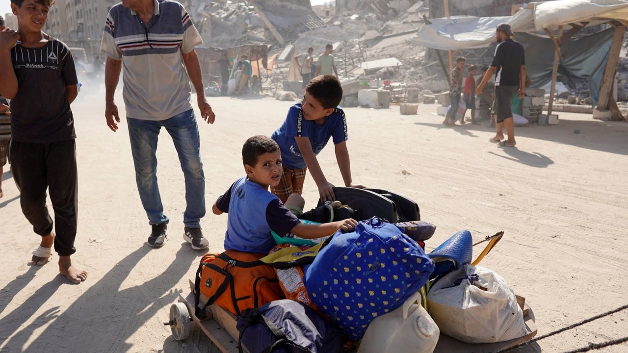 Nasib warga Palestina yang mengungsi meninggalkan daerah di timur Khan Yunis menuju barat, setelah tentara Israel mengeluarkan perintah evakuasi baru.