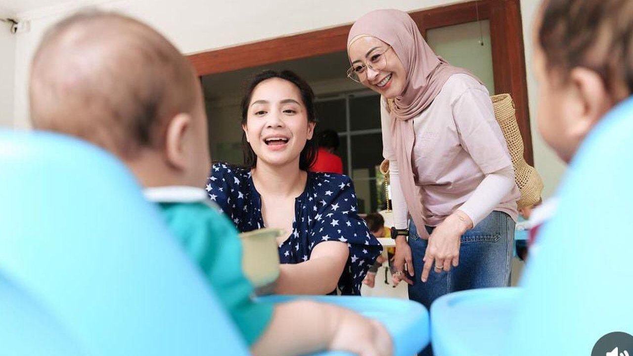 Potret Nagita Slavina Berkunjung ke Sebuah Yayasan di Bali, Senyum Bahagia saat Gendong & Suapi Bayi-bayi