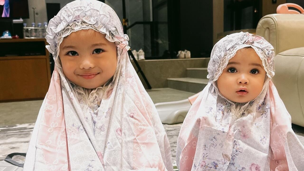 Potret Ameena dan Azura saat Ikut Salat Berjamaah