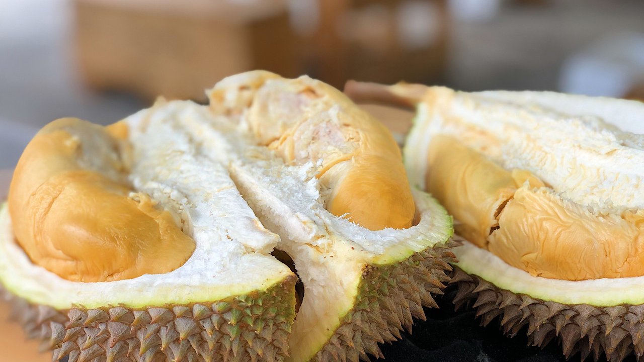 Beberapa jenis makanan dan minuman bisa menyebabkan keracunan ringan jika dikonsumsi setelah makan durian. Cari tahu apa saja makanan yang harus dihindari.