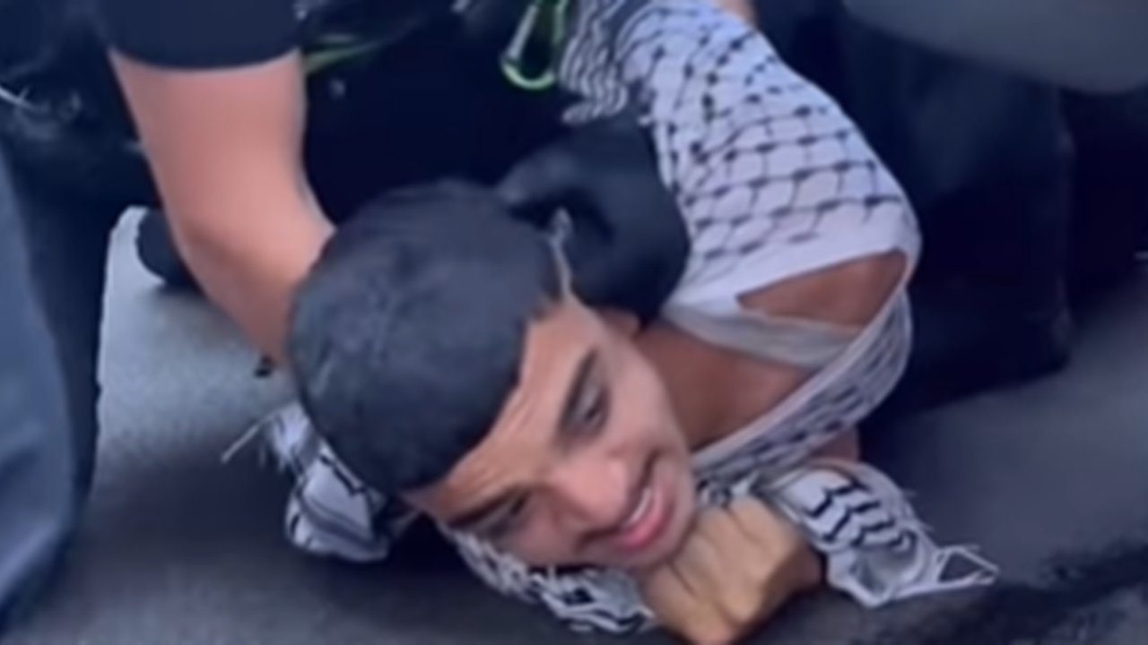 Polisi Jerman banting remaja pro Palestina di Jerman.