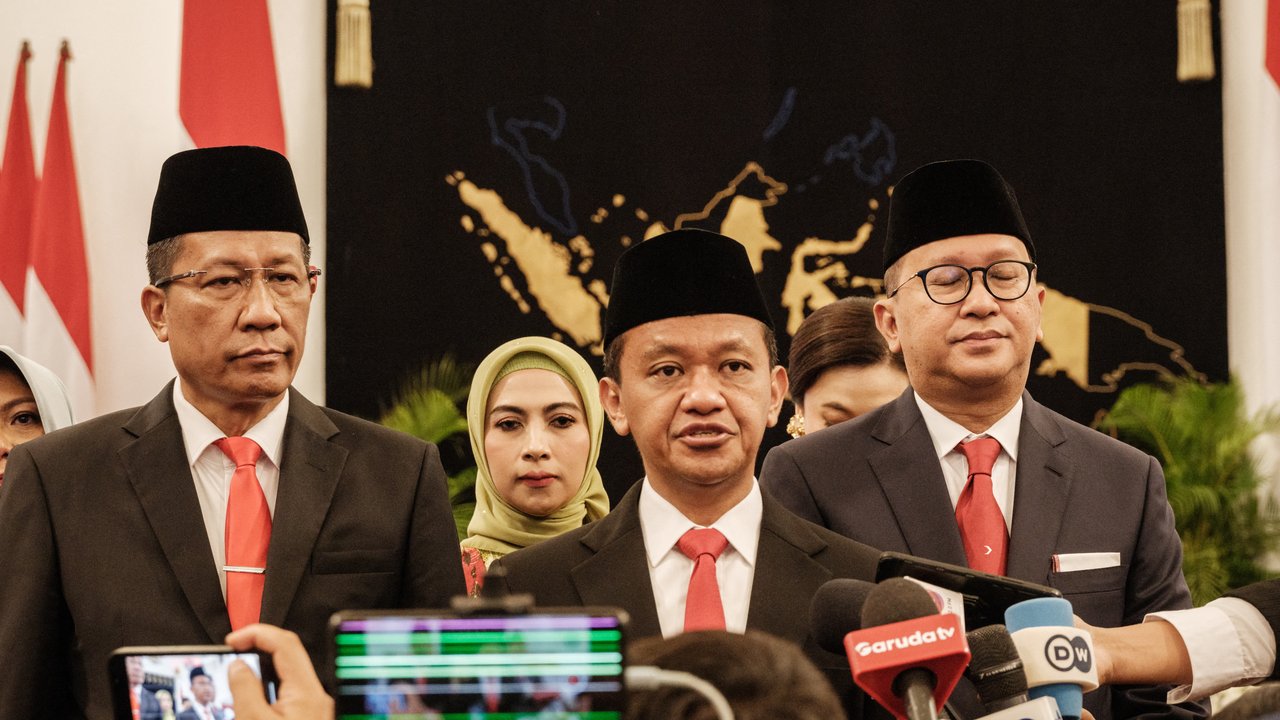 Menteri ESDM Bahlil Lahadalia (ketiga kanan) bersama Menteri Investasi/Kepala BKPM Rosan Roeslani (kedua kanan), Menkumham Supratman Andi Agtas (ketiga kiri) dan Wamen Kominfo Angga Raka Prabowo (kiri) memberikan keterangan pers seusai pelantikan di Istana Negara, Jakarta, Senin (19/8/2024).  (Yasuyoshi CHIBA / AFP)