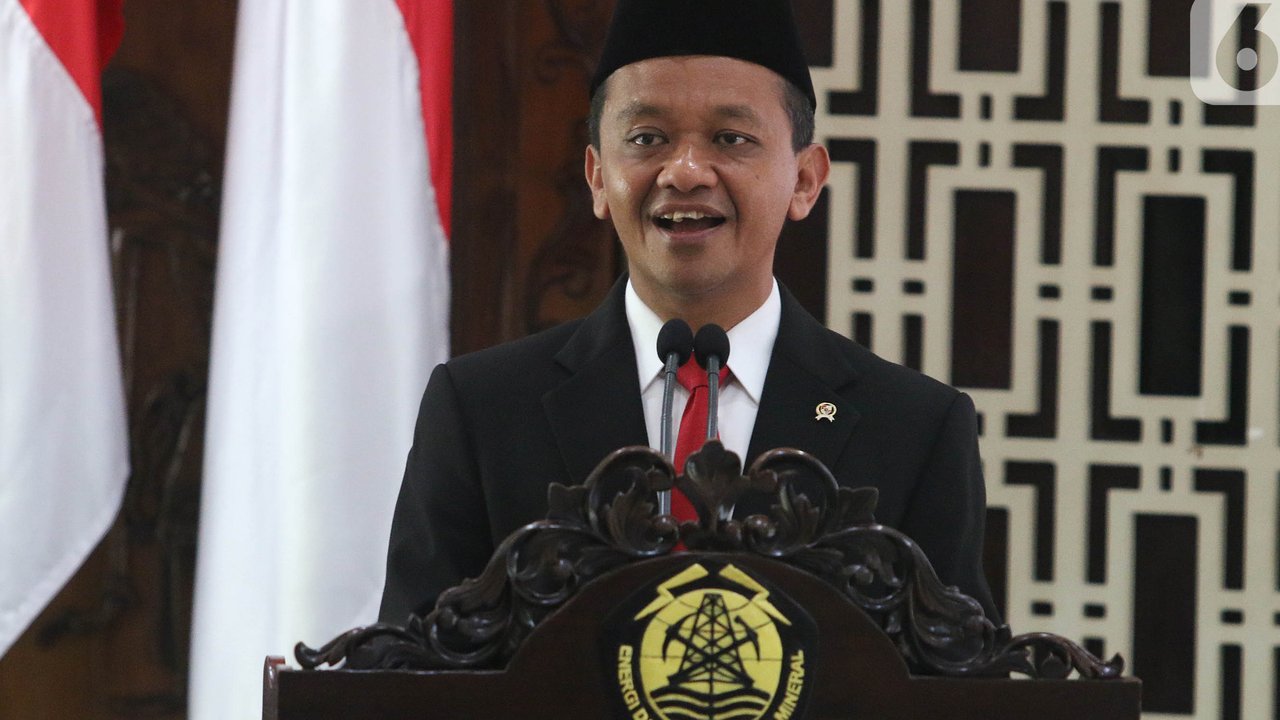Presiden Joko Widodo (kanan) menyalami pejabat baru Menteri ESDM Bahlil Lahadalia  yang selesai dilantik di Istana Negara, Jakarta, Senin (19/8/2024). (Yasuyoshi CHIBA / AFP)