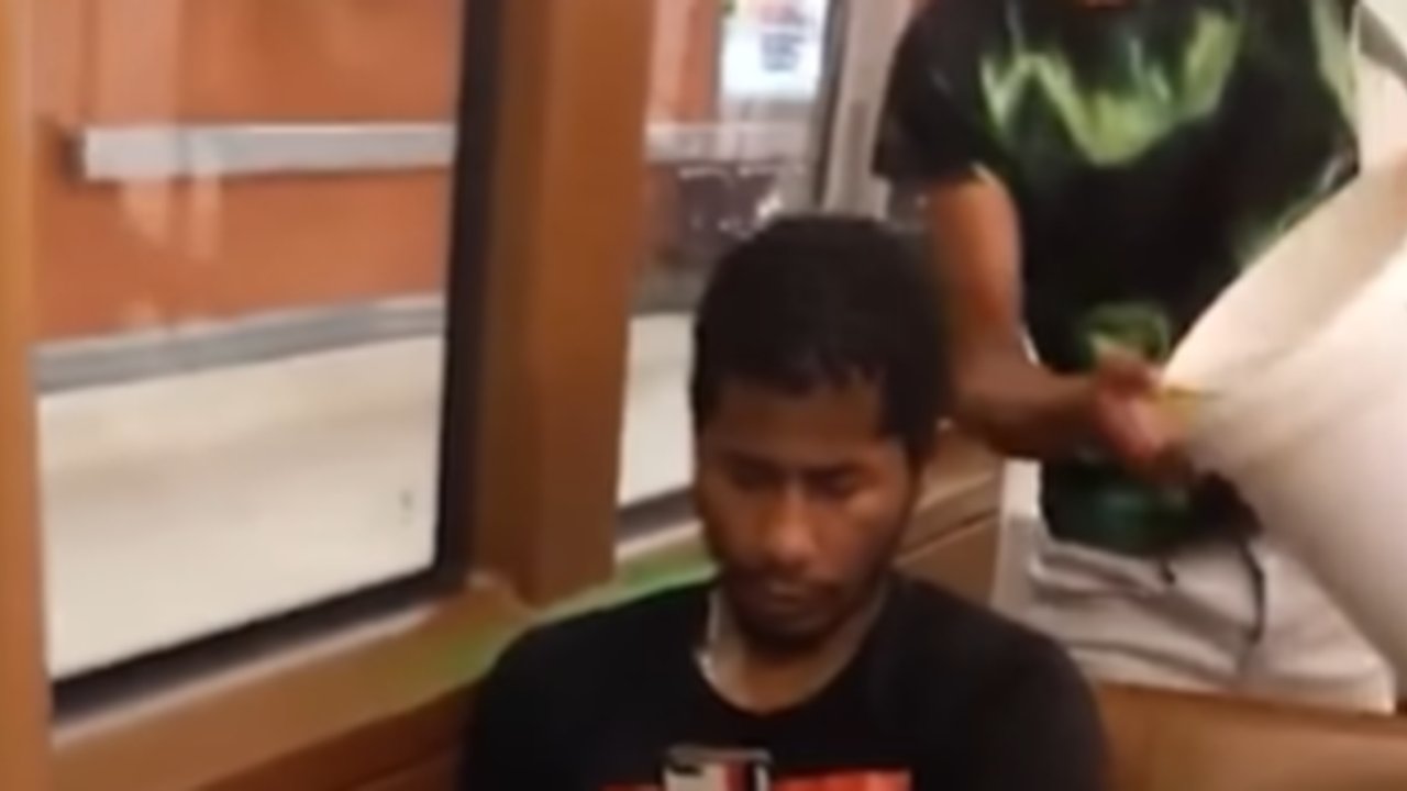 Cuma Demi Konten, Seorang Youtuber Nekat Siram Penumpang Kereta dengan Tinja Anjing.