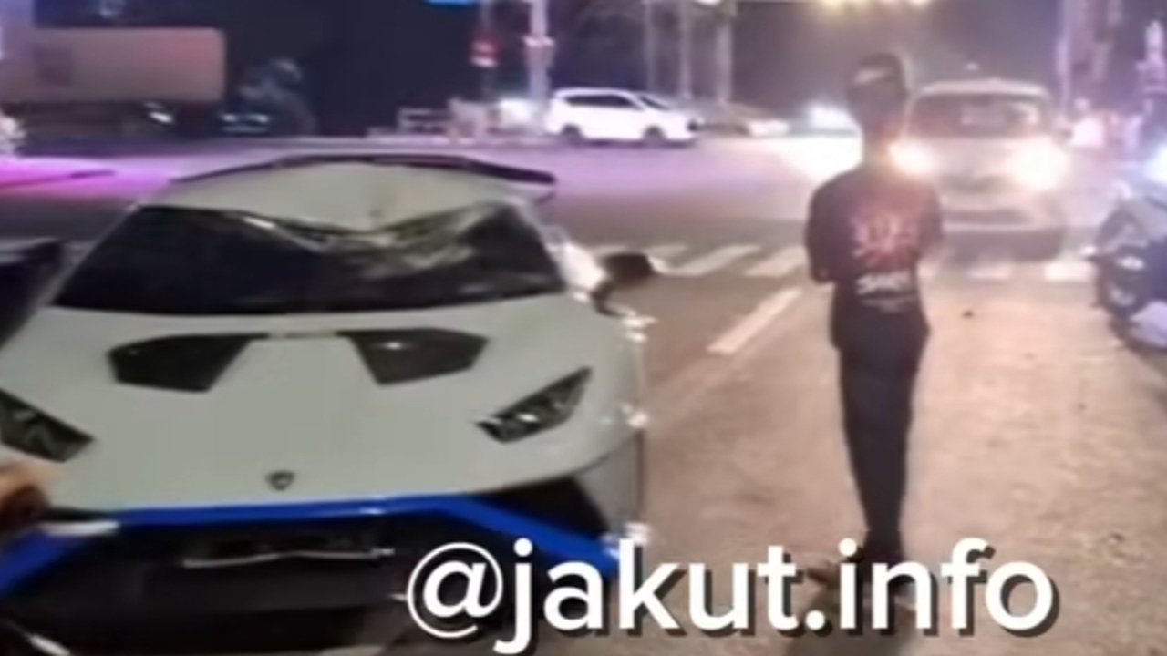 Tangkapan layar mobil Lamborghini yang menabrak pemulung di Jakarta Utara.