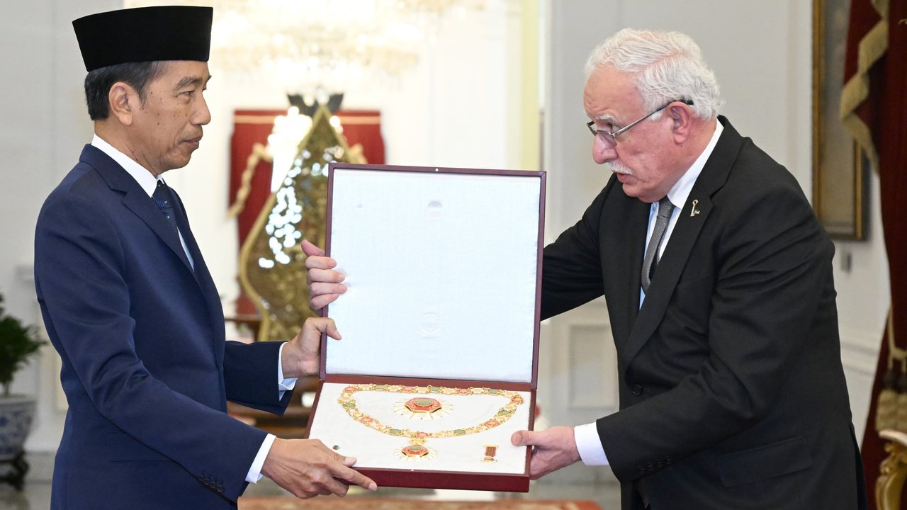 Jokowi Terima Penghargaan Tertinggi dari Presiden Palestina Mahmoud Abbas