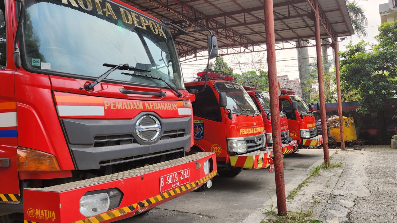 <p>Mobil pemadam yang terparkir di Mako DPKP Kota Depok. (Liputan6.com/Dicky Agung Prihanto)</p>