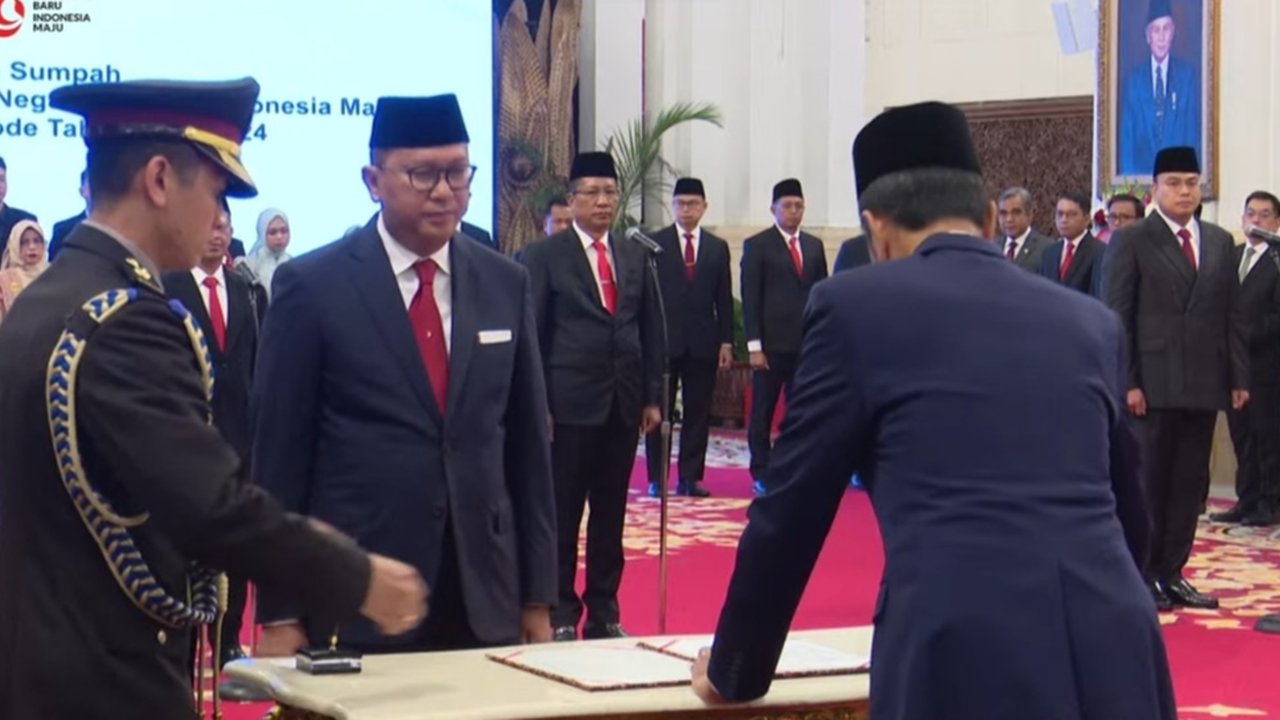 Rosan P Roeslani saat memberikan keterangan pers didampingi pejabat kadin lainnya di Menara Kadin, Jakarta, (16/11/2015). Pemilihan Ketua Umum KADIN akan berlangsung pada tanggal 22-24 November 2015. (Liputan6.com/Helmi Afandi)