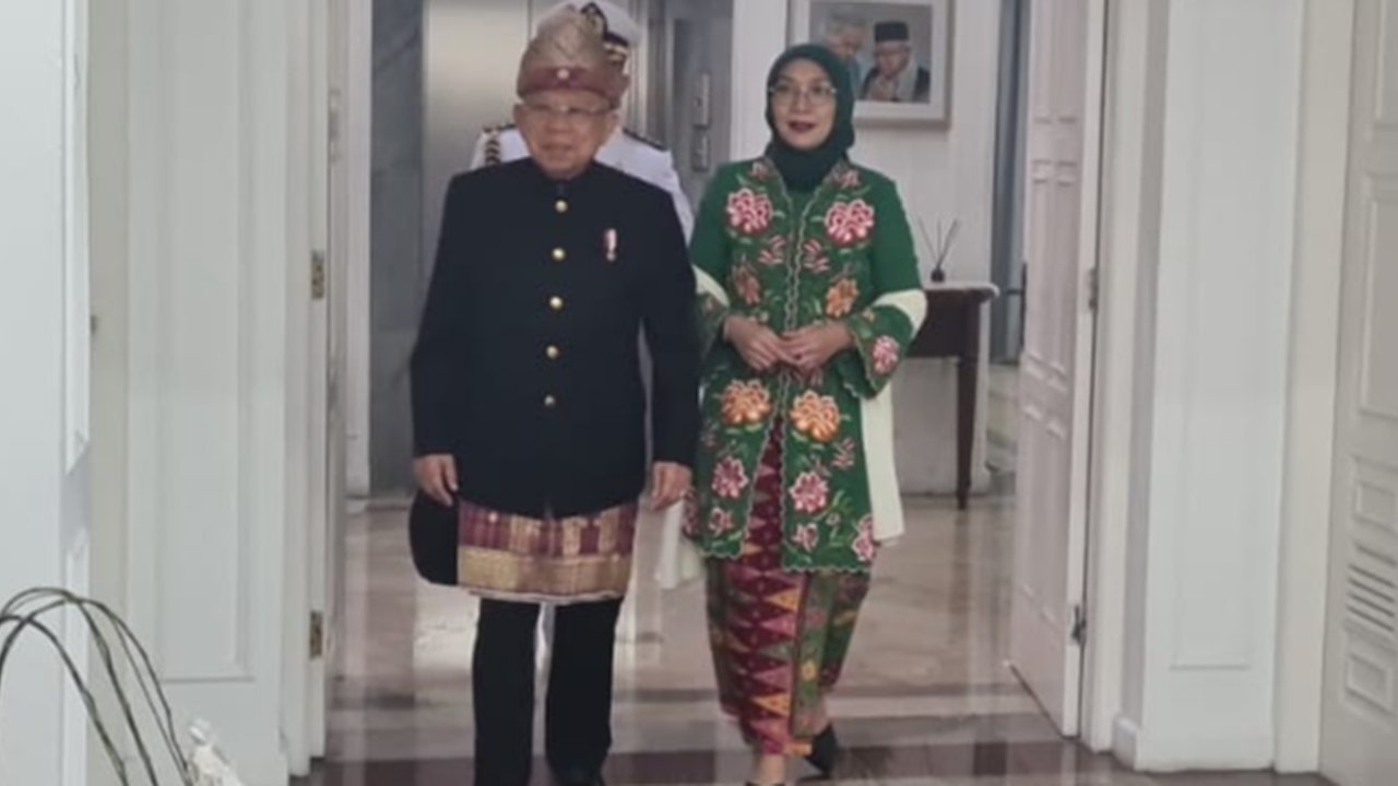 Wakil Presiden Ma’ruf Amin dan Istrinya, Wury Ma’ruf Amin tiba bersama di Kompleks Istana Merdeka Jakarta untuk mengikuti prosesi upacara bendera memperingati hari ulang tahun (HUT) ke-77 Republik Indonesia.