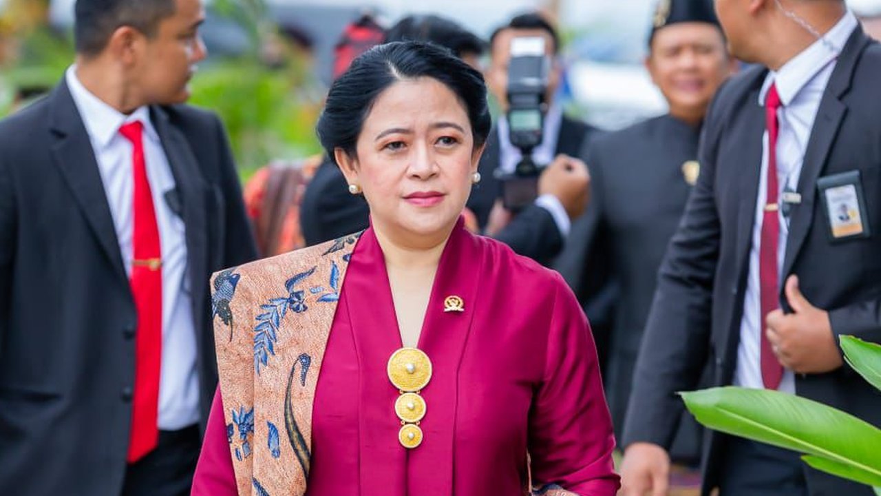 Puan mengenakan kebaya Kartini merah marun dalam upacara peringatan HUT ke-79 RI.