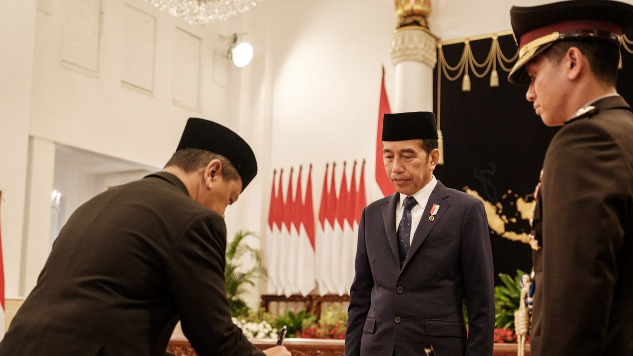 Presiden Joko Widodo melantik Bahlil Lahadalia sebagai Menteri ESDM menggantikan Arifin Tasrif, Supratman Andi Agtas sebagai Menkumham menggantikan Yasonna Laoly, Rosan Roeslani sebagai Menteri Investasi/Kepala BKPM menggantikan Bahlil Lahadalia dan Angga Raka Prabowo sebagai Wamen Kominfo.