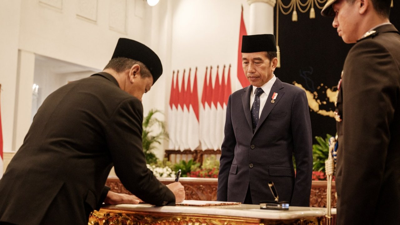 Presiden Joko Widodo melantik Bahlil Lahadalia sebagai Menteri ESDM menggantikan Arifin Tasrif, Supratman Andi Agtas sebagai Menkumham menggantikan Yasonna Laoly, Rosan Roeslani sebagai Menteri Investasi/Kepala BKPM menggantikan Bahlil Lahadalia dan Angga Raka Prabowo sebagai Wamen Kominfo.