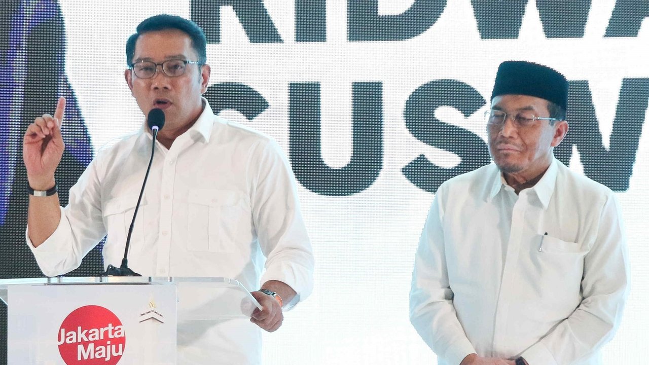Bakal Calon Gubernur dan Calon Wakil Gubernur DKI Jakarta, Ridwan Kamil dan Suswono berjabat tangan dalam acara deklarasi di Hotel Sultan, Jakarta, Senin (19/8/2024). Liputan6.com/Herman Zakharia