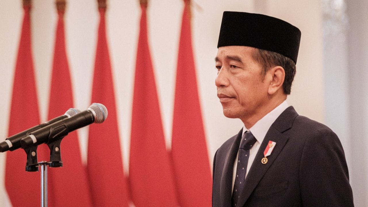 Presiden Joko Widodo melantik Bahlil Lahadalia sebagai Menteri ESDM menggantikan Arifin Tasrif, Supratman Andi Agtas sebagai Menkumham menggantikan Yasonna Laoly, Rosan Roeslani sebagai Menteri Investasi/Kepala BKPM menggantikan Bahlil Lahadalia dan Angga Raka Prabowo sebagai Wamen Kominfo.