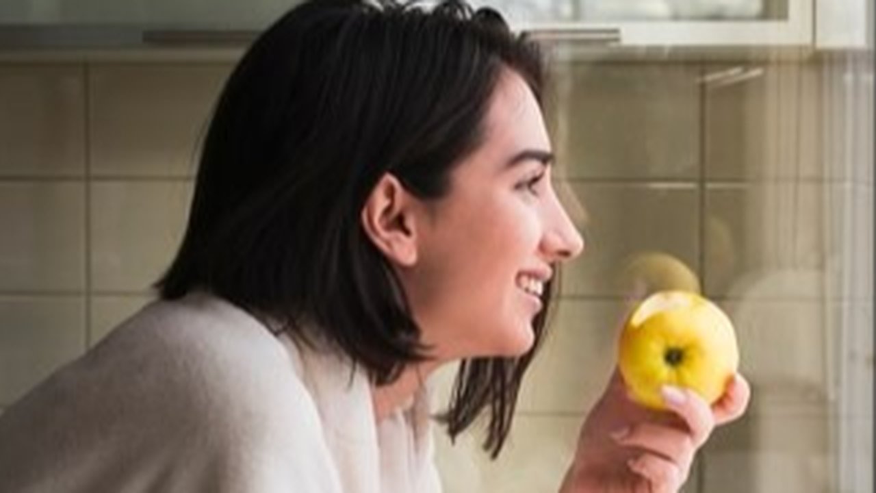 Ilustrasi Makan Buah