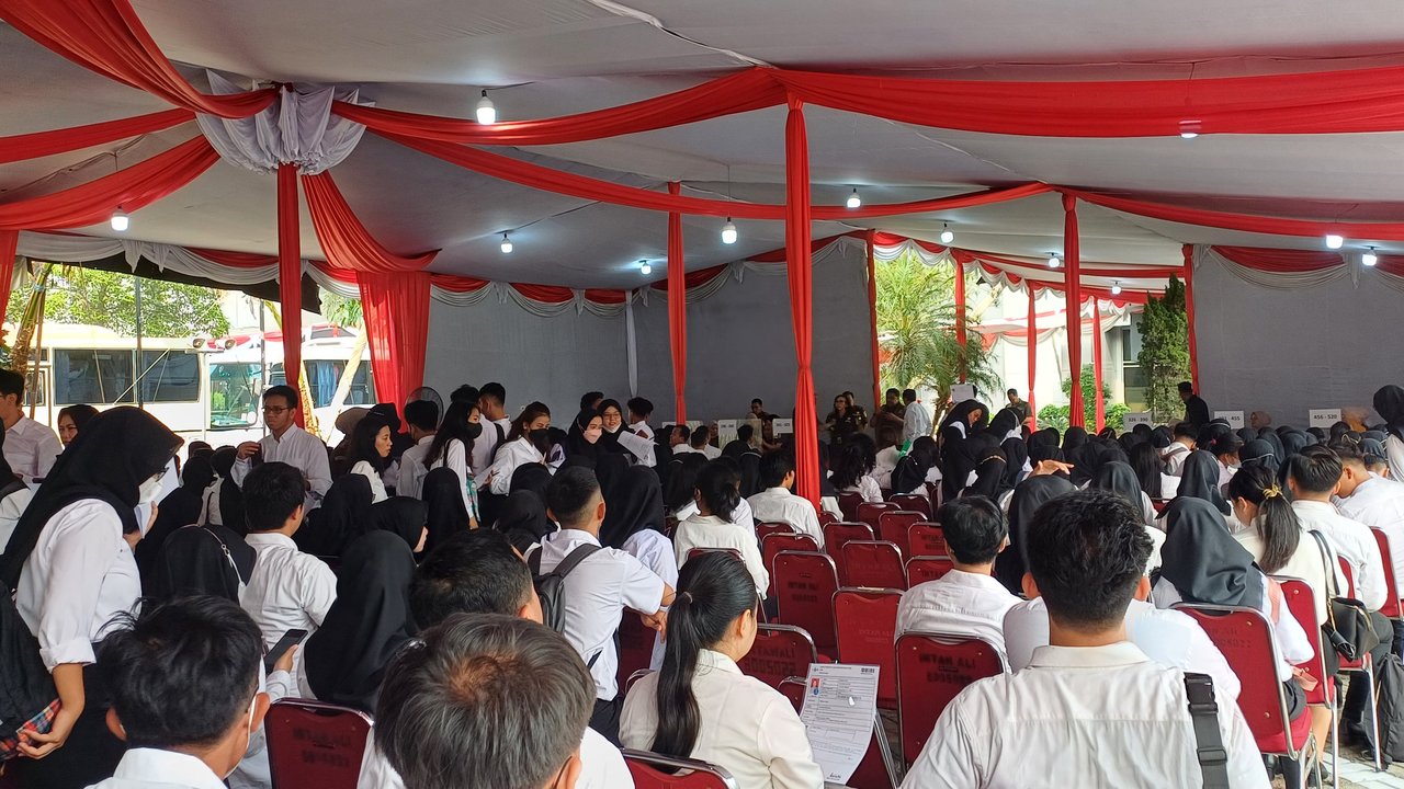 Menteri Pendayagunaan Aparatur Negara dan Reformasi Birokrasi (PAN RB), Abdullah Azwar Anas mengungkap pengumuman rekrutmen CPNS akan dibuka Agustus 2024, bulan depan. Dia mengatakan waktu tersebut mundur lantaran menunggu kelengkapan usulan formasi.