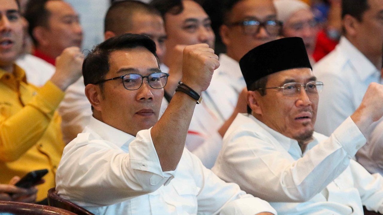Bakal Calon Gubernur dan Calon Wakil Gubernur DKI Jakarta, Ridwan Kamil dan Suswono berjabat tangan dalam acara deklarasi di Hotel Sultan, Jakarta, Senin (19/8/2024). Liputan6.com/Herman Zakharia