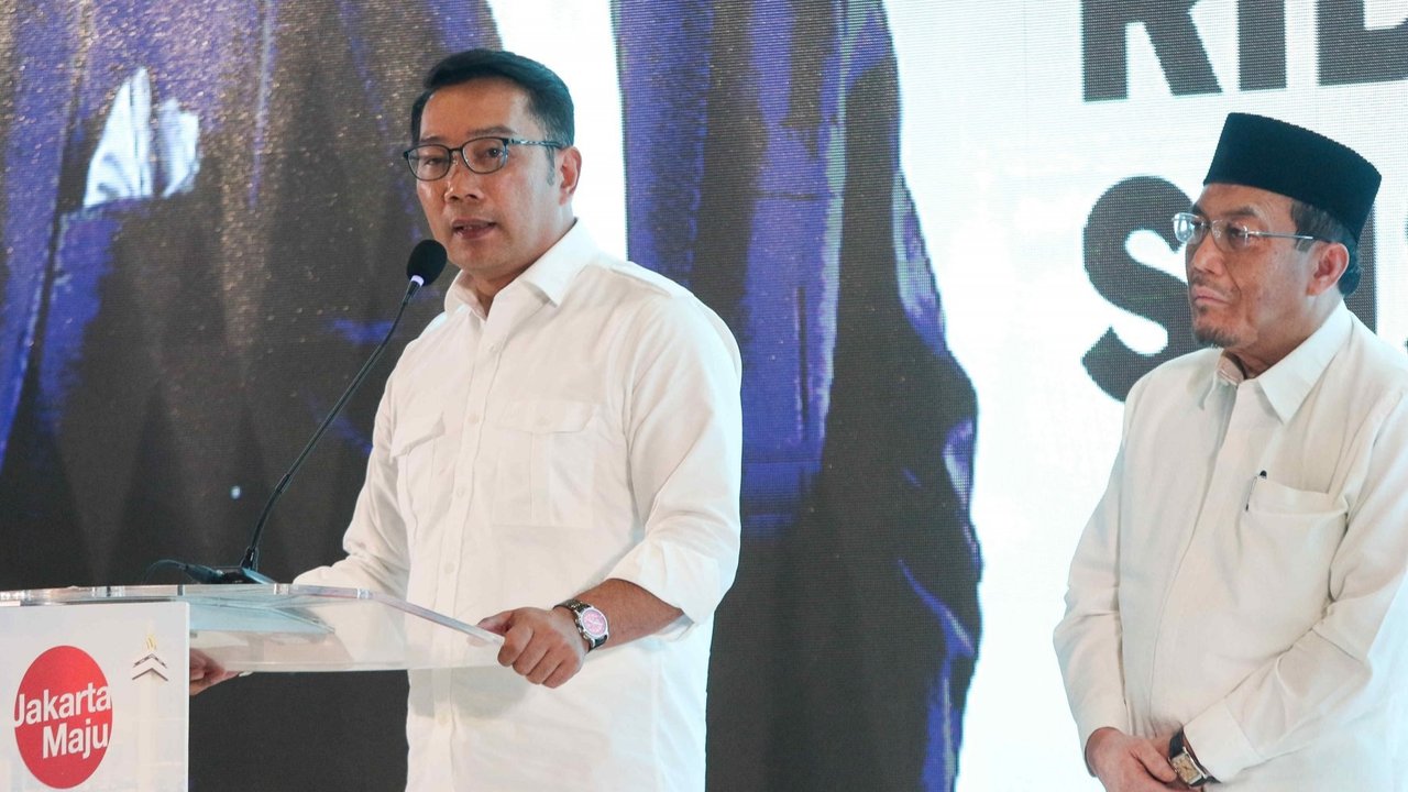Bakal Calon Gubernur dan Calon Wakil Gubernur DKI Jakarta, Ridwan Kamil dan Suswono berjabat tangan dalam acara deklarasi di Hotel Sultan, Jakarta, Senin (19/8/2024). Liputan6.com/Herman Zakharia