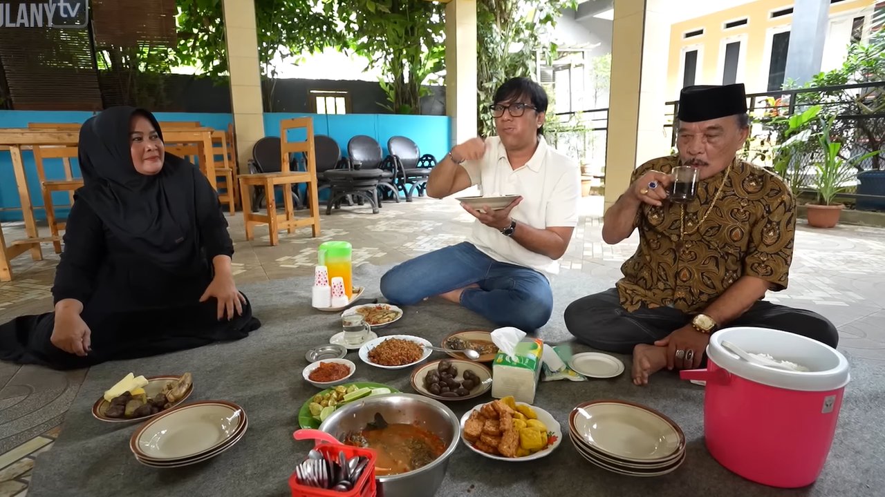 Andre Taulany Dimasakin Ikan Pecak oleh Istri Haji Bolot