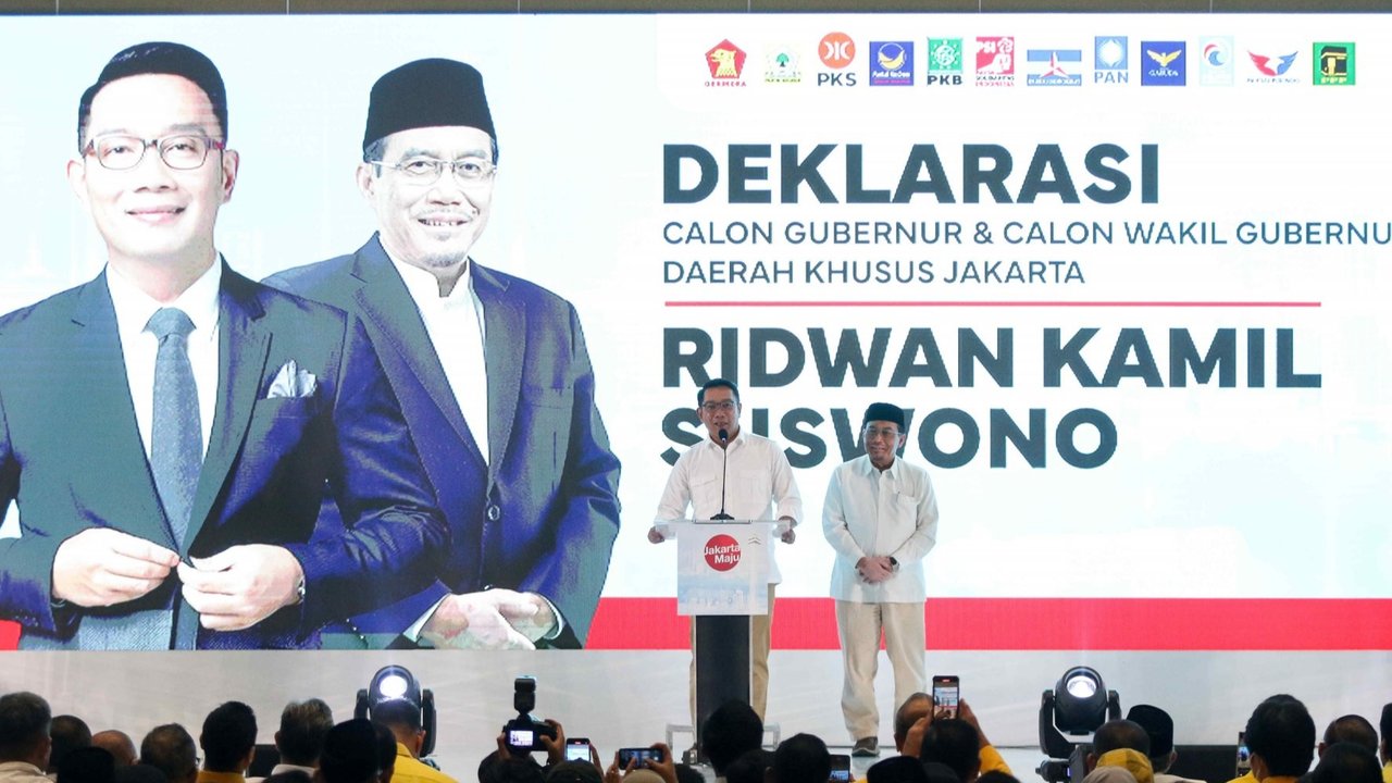 Bakal Calon Gubernur dan Calon Wakil Gubernur DKI Jakarta, Ridwan Kamil dan Suswono berjabat tangan dalam acara deklarasi di Hotel Sultan, Jakarta, Senin (19/8/2024). Liputan6.com/Herman Zakharia