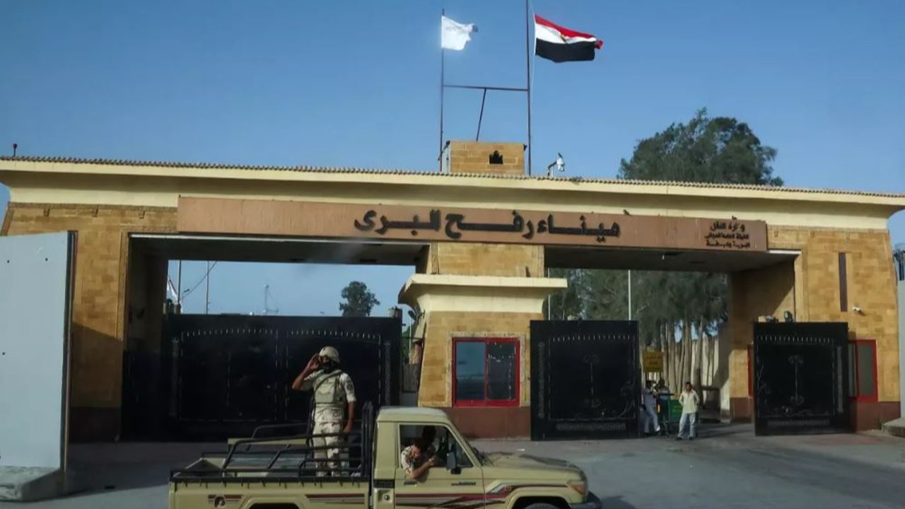 Tentara Mesir berjaga di perbatasan Rafah.