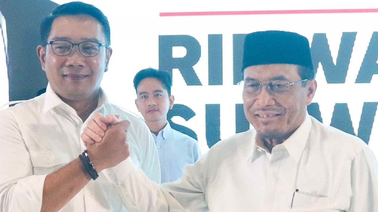 Bakal Calon Gubernur dan Calon Wakil Gubernur DKI Jakarta, Ridwan Kamil dan Suswono berjabat tangan dalam acara deklarasi di Hotel Sultan, Jakarta, Senin (19/8/2024). Liputan6.com/Herman Zakharia