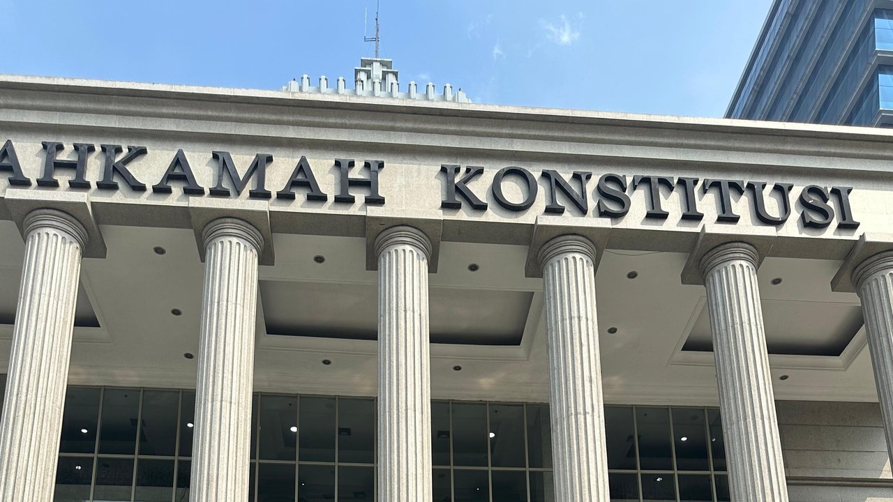 <p>Majelis Kehormatan Mahkamah Konstitusi (MKMK) membacakan putusan nomor 5/MKMK/L/10/2023 dengan sanski teguran lisan atas enam hakim konstitusi lantaran terbukti melanggar prinsip kepantasan dan kesopanan (Liputan6.com/Nanda Perdana Putra)</p>